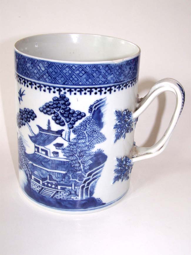 A late 18th century Chinese Export Porcelain Mug circa 1780